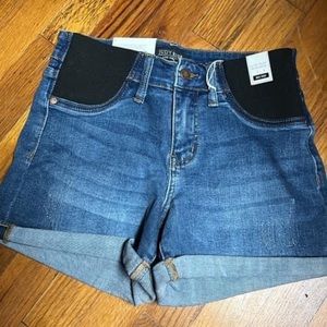 Judy blue maternity shorts, mid rise, new with tags, size medium